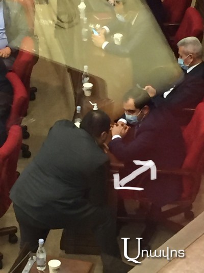 Պատգամավորները վարչապետի դիմաց նստած՝ խախտում են կանոնները, դիմակը սխալ են կրում ու սոցիալական հեռավորություն չեն պահում