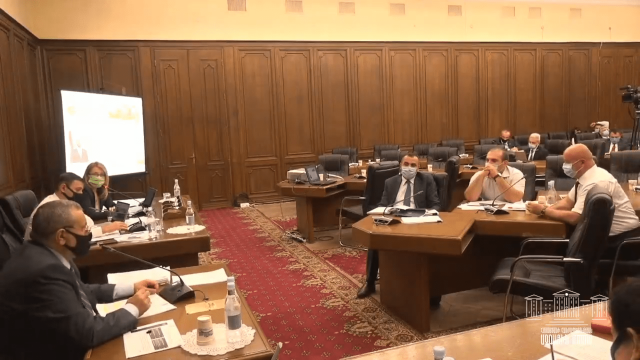 «168 մեքենա ունեք. մինի-ավտոբուսները նվիրաբերեք Երեւանին». պատգամավորը՝ ՊԵԿ փոխնախագահին