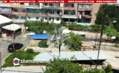 «Երկիր մեդիա»-ի լրատվական-վերլուծական բաժնի տնօրեն Գեղամ Մանուկյանի տան պատուհանի վրա հայտնաբերվել է վնասվածքի հետք․ վարկածներից մեկով կրակոց է եղել․ Shamshyan.com