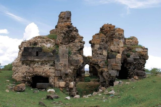 Հայկական պատմական եկեղեցի է ի հայտ եկել Վանա լճի ջրի մակարդակի նվազման հետևանքով. Ermenihaber