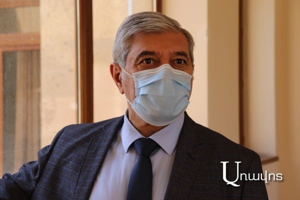 «Քոչարյանը կեղծ տեղեկանքով եկավ պաշտոնի եւ պաշտոնից հետո թողեց Հայաստանն ու գնաց իր՝ փոքրուց երազած տեղը՝ Մոսկվա,  պոլիտբյուրոյի կենտրոն»