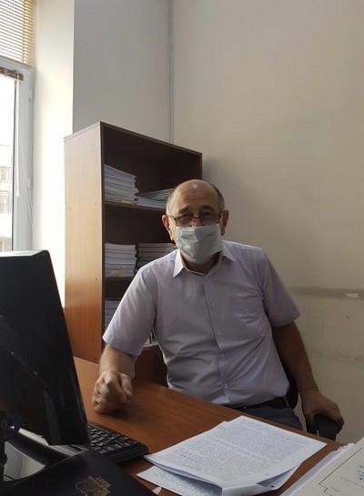 Մի անգամ էլ կնոջը տեղափոխել է Նուբարաշենի գերեզմանատուն եւ սպառնալիքներով նրա կոշիկներից հանել ու հափշտակել է գումարը