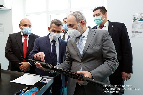 Կարտադրվի տարեկան 50 հազար ինքնաձիգ. վարչապետն այցելել է Հայաստանում բացված «Կալաշնիկով» ինքնաձիգի արտադրամաս