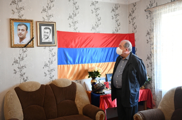 Նրա սխրանքն անմահ է. Արմեն Սարգսյանն այցելել է օրեր առաջ Ադրբեջանի սանձազերծած ռազմական գործողությունների հետևանքով զոհված Սոս Էլբակյանի ընտանիքին
