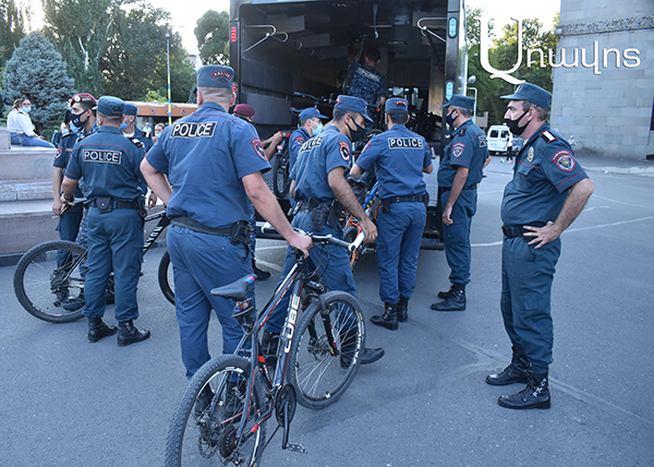 Ոստիկանությունը թույլ չտվեց Ազատության հրապարակում հեծանվային երթով բողոքի ցույցն՝ ընդդեմ Ամուլսարի հանքի շահագործման (Ֆոտոշարք)