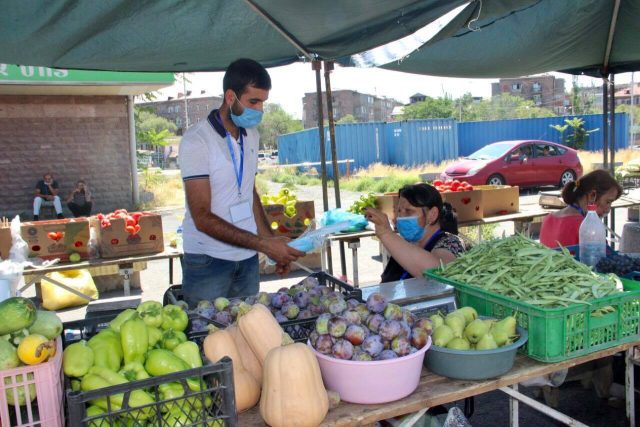 «Հրազդան» մարզադաշտի հարակից հատվածում վերաբացվել է գյուղատնտեսական մթերքների տոնավաճառը