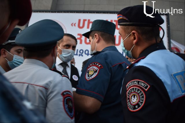 Ոստիկանները Ազատության հրապարակում ելույթի ժամանակ դիմակ չկրելու համար տուգանեցին Խաչիկ Ասրյանին