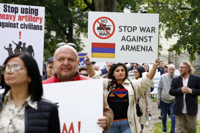 Դադարեցնել պատերազմը Լեռնային Ղարաբաղում. Լատվիայի հայ համայնքի ներկայացուցիչները Թուրքիայի և Ադրբեջանի դեսպանությունների առջև բողոքի ցույց են իրականացրել