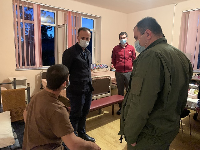 Արսեն Թորոսյանը շրջել է մի շարք մարզային բժշկական կենտրոններով, զրուցել վիրավոր զինվորների հետ