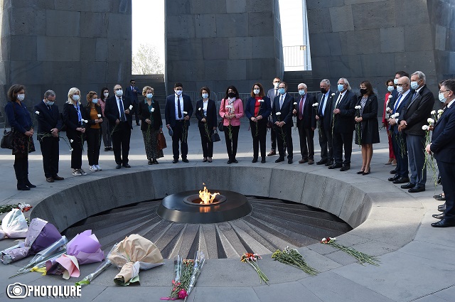Ֆրանսիայի պատվիրակությունը ծաղիկներ է խոնարհել Հայոց ցեղասպանության զոհերի հիշատակը հավերժացնող անմար կրակի մոտ