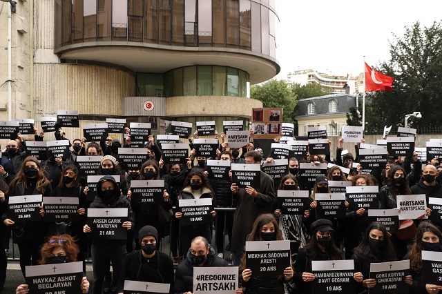 Սևազգեստ՝ ձեռքերին Արցախում անմահացած հայ զինվորների անունները․ բողոքի ակցիա Ֆրանսիայում Թուրքիայի դեսպանատան դիմաց