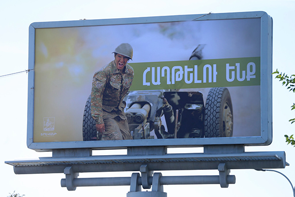 Մայրաքաղաքի գովազդային վահանակներին տեղադրվել են մեր զինվորների հերոսությունը պատկերող պաստառներ