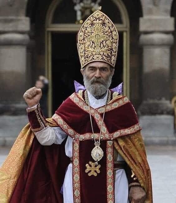 Արցախի թեմի առաջնորդ Պարգև արքեպիսկոպոս Մարտիրոսյանը օրհնեց հրամանատարական կազմին, բանակին և հաղթանակ մաղթեց