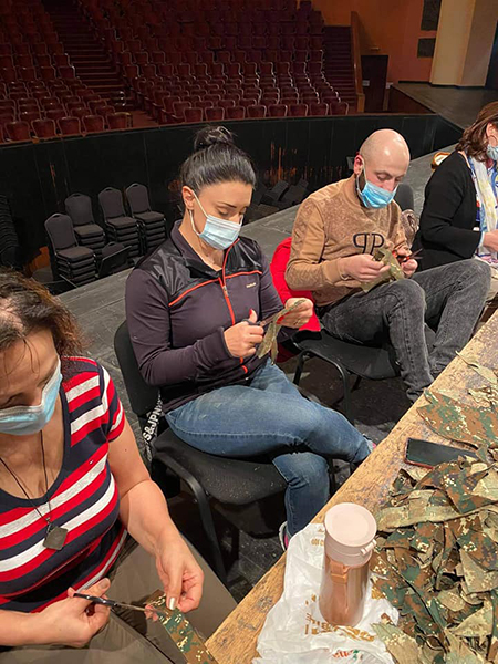 Հայաստանի օպերայի և բալետի թատրոնի աշխատակիցները 24 ժամ շարունակ հերթափոխով մասնակցում են առաջնագծի համար քողարկող ցանցերի պատրաստմանը