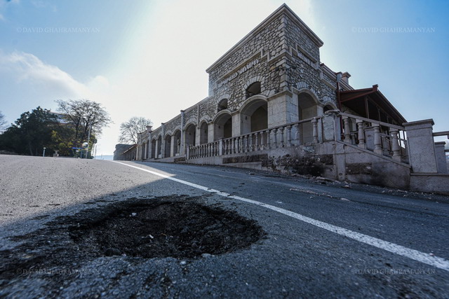 «Բոլորին պատվազրկեցին, հողերին հավասարեցրին, իրենց անգործությամբ էլ Արցախի մշակութային արժեքները գերության մեջ թողեցին»․ գյումրեցի նկարչուհի