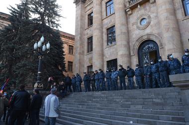 «Հասկանում ենք, չէ՞, թե ինչ կունենա, եթե խորհրդարանում այս հարցը չլուծենք». ԱԺ-ում սպասում են «Իմ քայլ»-ին