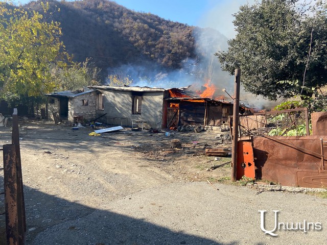 Չարեքտար գյուղում իրերը հավաքելուց հետո՝ բնակիչները այրում են տները