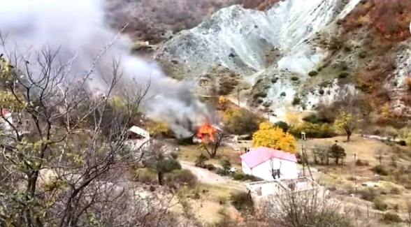 Քարվաճառցիները վառում են իրենց տները, որպեսզի չթողնեն թշնամուն (Տեսանյութ)