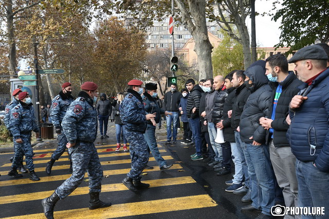 Ցուցարարները օծանելիք ու ժամացույց թողեցին ԱԱԾ շենքի առաջ