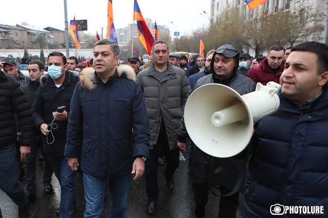 «Մի քանի հազար ոստիկան` մահակներով եւ հատուկ հանդերձանքով, ուզում են պաշտպանել Նիկոլին` իր սեփական ժողովրդից». Արթուր Վանեցյան