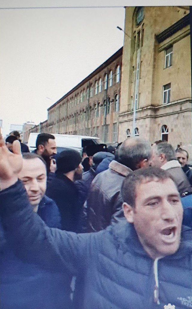 Ըմբոստության ցույց Գյումրիում․ վարչապետի հրաժարականի պահանջով փակել էին Հայուհու հրապարակը