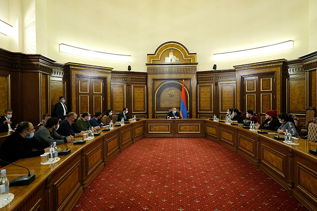 Փաշինյանը այսօր կրկին հանդիպել է արցախյան պատերազմի ընթացքում գերեվարված, անհետ կորած զինծառայողների եւ քաղաքացիական անձանց ընտանիքների անդամների հետ