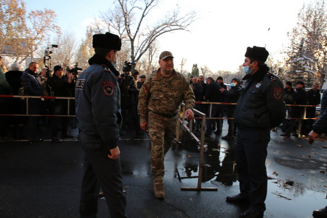 «Բռավո, դատարան, բռավո, Մանվել». վանկարկեցին Քաջարանի քաղաքապետի կողմնակիցները