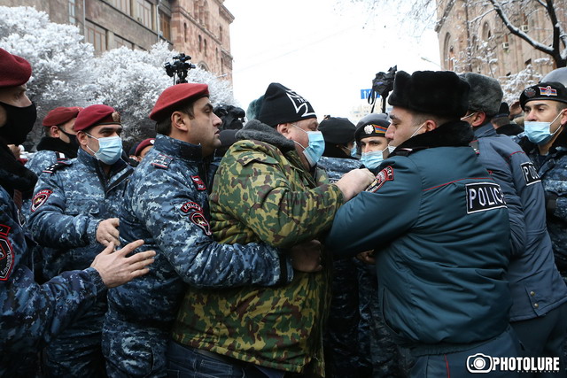 Բախումներ ցուցարարների և ոստիկանների միջև Մելիք-Ադամյան փողոցում