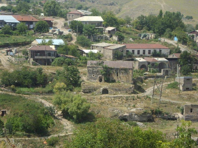 Սպիտակ դրոշով ադրբեջանցիները փորձում են մոտենալ հայկական կողմին