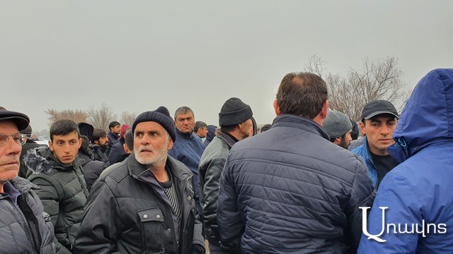 Գերի ընկածների հարազատները՝ հուզված, լացուկոծով, փակել են Գյումրի-Երևան մայրուղու Ազատանի հատվածը