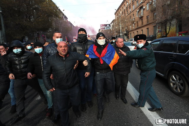 Քաշքշուկներ ոստիկանների եւ ցուցարարների միջեւ. «Արժանապատվության երթեր» Երեւանի փողոցներում
