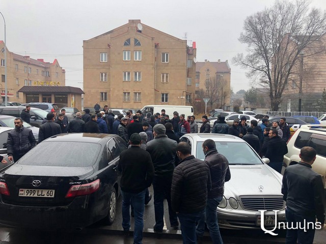 Բողոքի ցույց Շիրակի մարզպետարանի դիմաց. ոտքի են կանգնել գերի ընկածների հարազատները