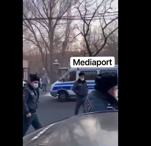 Քաղաքացիները ձվերով հարվածել են պատգամավոր Անդրանիկ Քոչարյանի մեքենային