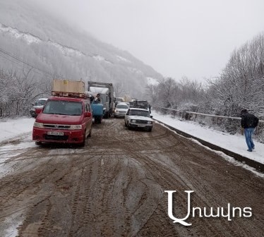 Երևան-Մեղրի ճանապարհին արգելափակվել էր մոտ 100 ավտոմեքենա, 12 մեքենա բախվել էր, մեկ «ԿամԱԶ» սահել ձորը․ երթևեկությունը երկկողմանի փակ էր