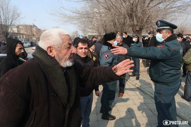 «Բոմժ, հեռացիր». Բախում ու քաշքշուկ Արարատում` Վազգեն Մանուկյանի այցի ժամանակ