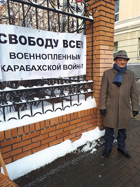 Մոսկվայաբնակ Գրիգոր Կեցյանը Ադրբեջանի դեսպանատան դիմաց նստացույց է արել