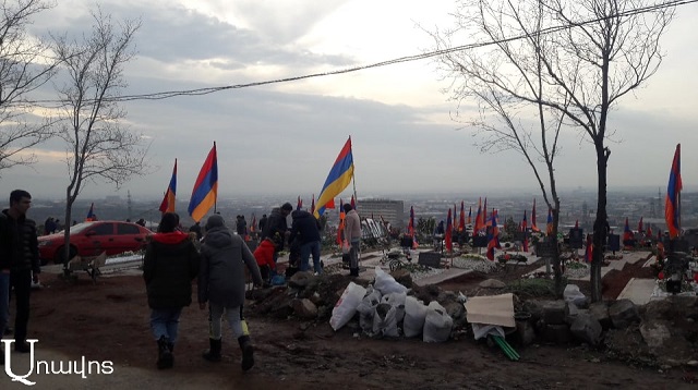 «Դե զզվացրեցիր, էլի, ոչ դու ես հետաքրքիր, ոչ քո զինվորականը». Արցախի հերոսի սխալ հուղարկավորության ու արտաշիրիմում անելու խայտառակ պատմությունը