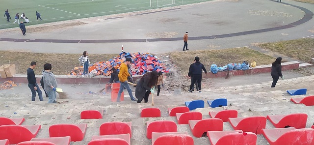 Մի խումբ կամավորներ մաքրման աշխատանքներ են իրականացրել Ստեփանակերտի մարզադաշտում