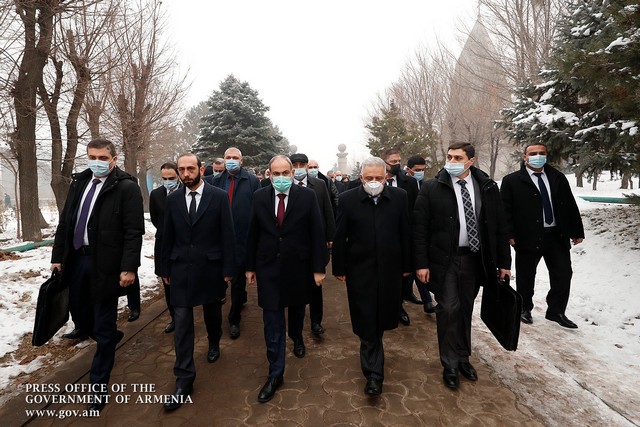 «Թղթի վրա դուք անձամբ գրեք իմ մեջբերումը… Պայման եմ դրել, պայմանը կատարեք». Միջադեպ Եռաբլուրում՝ Փաշինյանի ու լրագրողի միջեւ