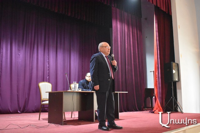 «Շենքեր գրավել եւ զոռով իշխանություն փոխել՝ առանց ֆիզիկական բռնության»․ Վազգեն Մանուկյան