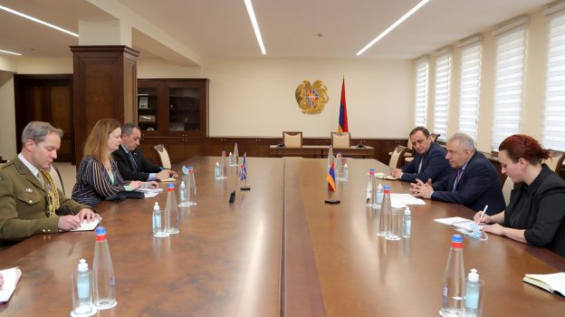 ՀՀ պաշտպանության նախարարը հանդիպել է ՄԹ գործերի ժամանակավոր հավատարմատարին