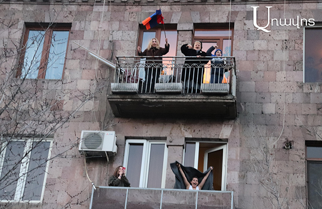 Ձվեր՝ ՀՔԾ շենքի պատուհաններին ու պատշգամբներում դհոլ նվագող քաղաքացիներ. Հայրենիքի փրկության շարժման երթը. (Ֆոտոշարք)