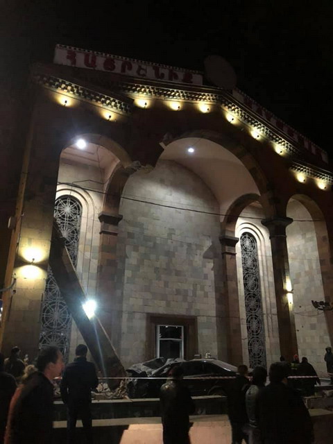 Ավտոմեքենան բախվել է սյանը, այնուհետև «Հայրենիք» կինոթատրոնի պատին. կա զոհ
