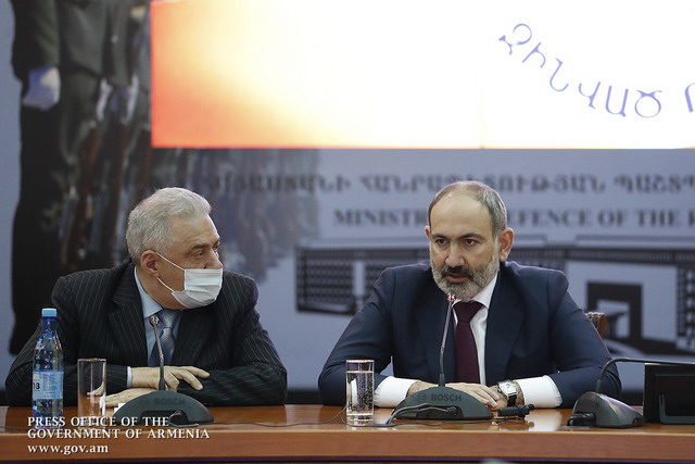 Փաշինյան․ «Վերադաս է ՊՆ-ն, ցավոք սրտի, նաեւ՝ վարչապետը, եւ զինվորականները պարտավոր են ենթարկվել վերադասի հրամանին»