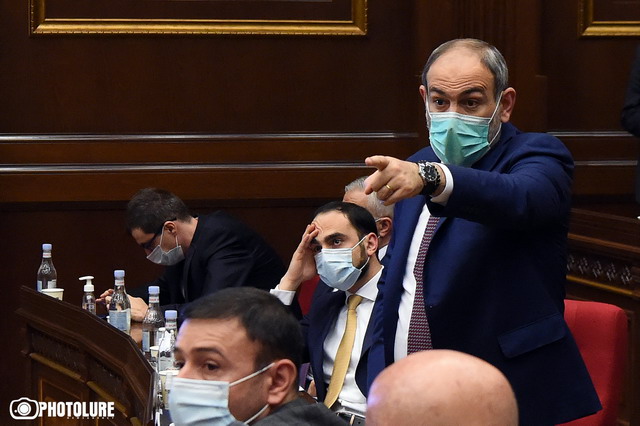 «Վարչապետն այստեղ է, ինչո՞ւ չի պատասխանում»․ Փաշինյանի փոխարեն Օնիկ Գասպարյանի մասին հարցին պատասխանեց Ավինյանը