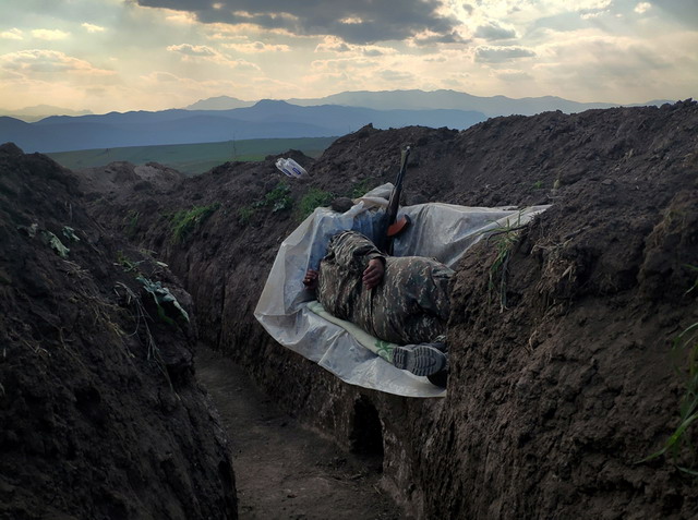 «Քնած զինվորն ասես լանդշաֆտին ձուլված հող-մարդ լիներ, արթուն քնած զինվոր». World Press Photo-ի հաղթող Վաղինակ Ղազարյան