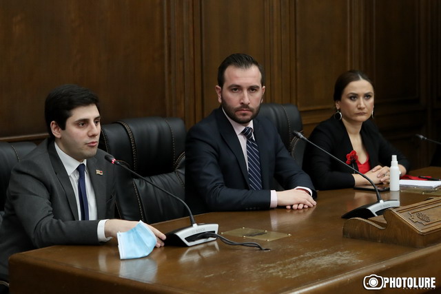«Դագաղներ, ծաղկեպսակներ, նման բաներ ի հայտ են եկել ոչ թե 2018-ին, այլ 2008-ին, ներկայիս ընդդիմադիրների կողմից, երբ ծաղկեպսակ էին դրել առաջին նախագահի տան դիմաց». Ջուլհակյան