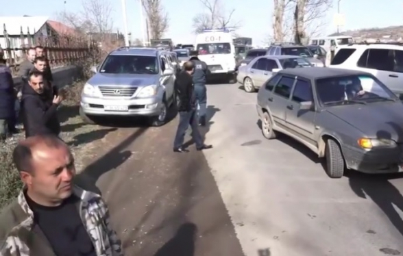 Երևան-Նոյեմբերյան ավտոճանապարհը փակած ցուցարարները հանդիպել են Տավուշի մարզպետի հետ
