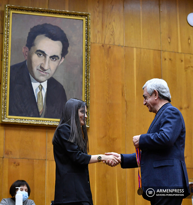 ՀՇՖ նախագահ Սերժ Սարգսյանը պարգեւատրեց Հայաստանի չեմպիոններին եւ մրցանակակիրներին
