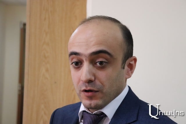 Երկու միտք է ծագում. կամ չի հասկանում, կամ ներսում մարդկանց «զբաղեցնելու» համար է, քանի դեռ ինքը դրսում համաձայնությունների է գալիս. Տարոն Սիմոնյան